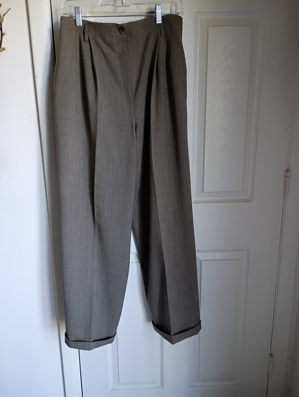 vintage Jones New York high-waisted pleated dress pants.